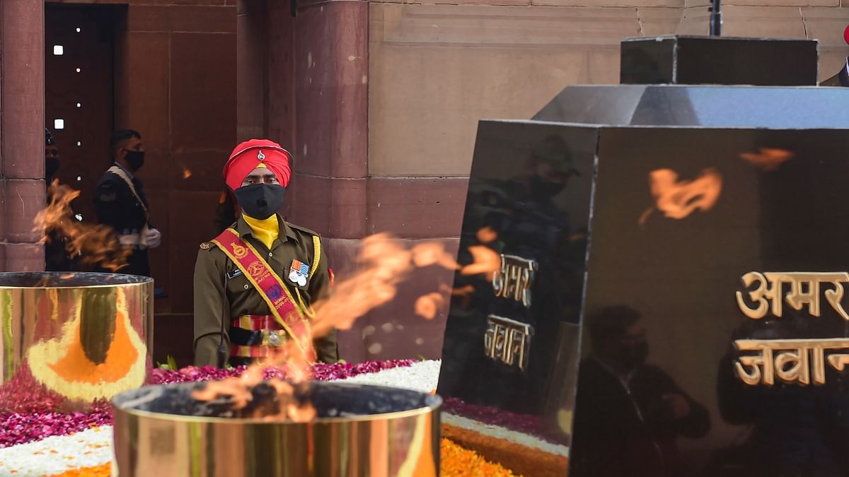 Amar Jawan Jyoti flame burns for one last time, before it was extinguished for merging with flame at National War Memorial, in New Delhi. Credit: PTI Photo