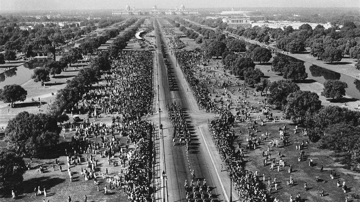 An aerial view of the Republic Day Parade taken from the top of India Gate in 1951. Credit: Twitter/@HeritageTimesIN