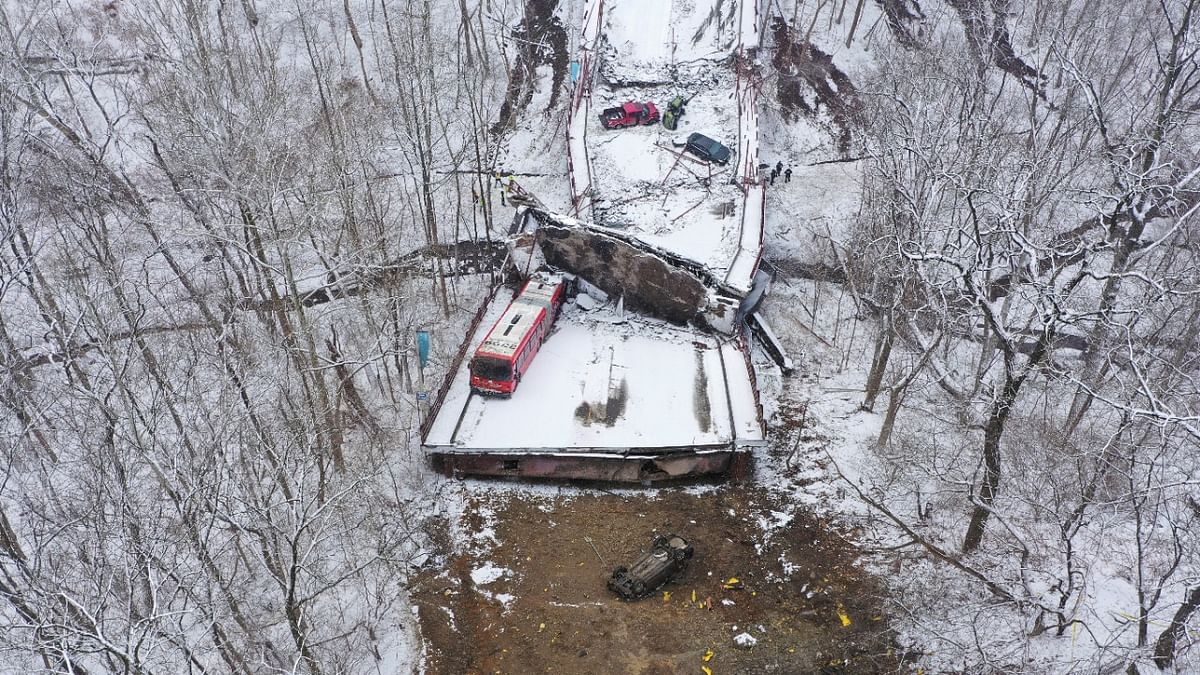 Damaged vehicles are seen at the site of a collapsed bridge in Pittsburgh, Pennsylvania, US. Credit: Reuters Photo