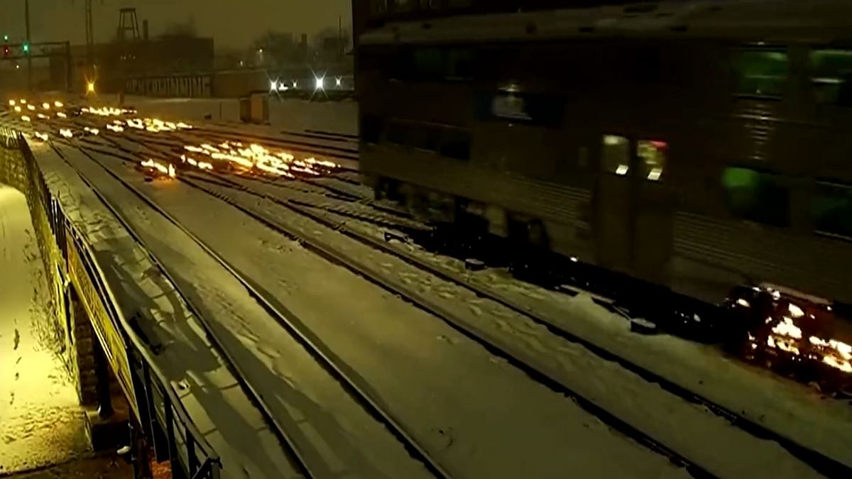 Chicago train tracks put on fire to beat freezing cold; See Pics