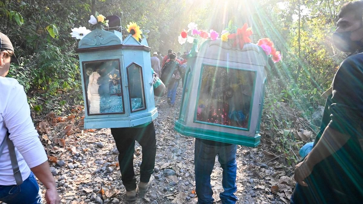Hundreds of Salvadorans from several indigenous villages joined in pilgrimage to take two small images of the