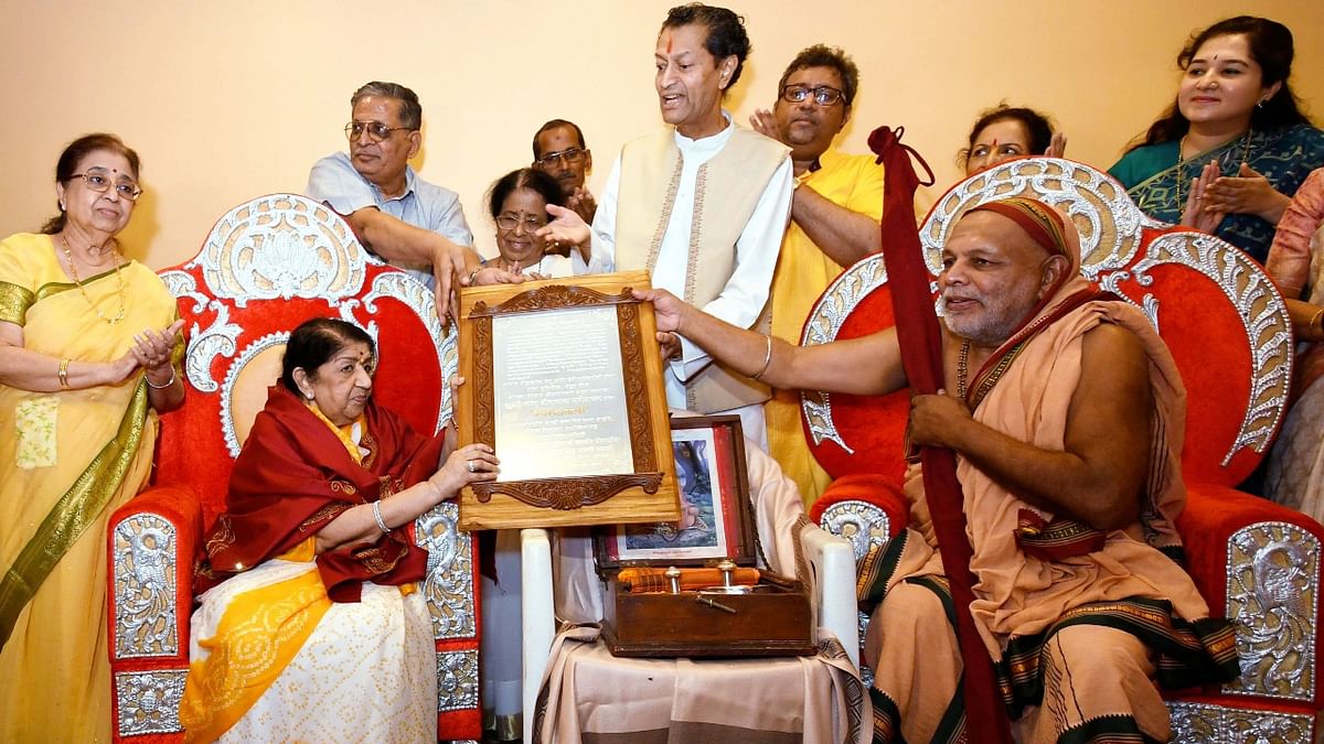 Jagadguru Shankaracharya of Karveer Mutt Kolhapur bestows the title of 'Swara Mauli' upon Lata Mangeshkar at her residence in Mumbai. Credit: PTI File Photo