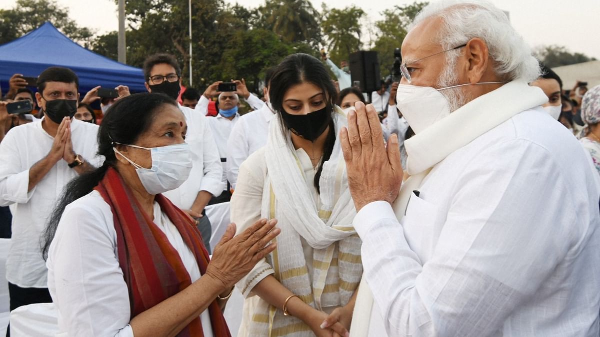 Prime Minister Narendra Modi interacts with singer Asha Bhosle while paying his last respects to legendary singer Lata Mangeshkar at Shivaji Park in Mumbai. Credit: Twitter/@narendramodi