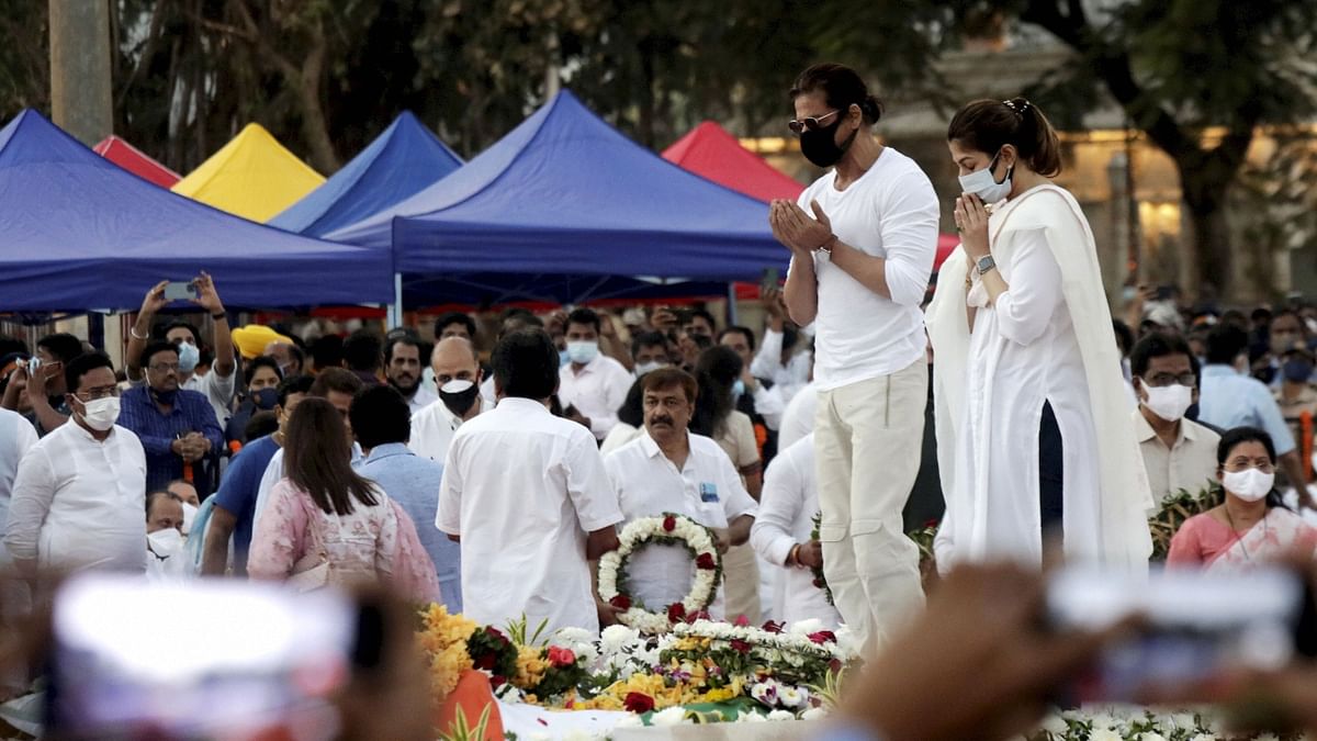 SRK and his manager Pooja pay their last respects to Lata Mangeshkar during her funeral at Shivaji Park in Mumbai. Credit: PTI Photo