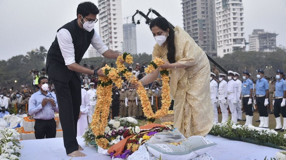 Maharashtra CM Uddhav Thackeray's wife Rashmi and Aaditya Thackeray pay tribute to legendary singer Lata Mangeshkar during her funeral at Shivaji Park. Credit: Twitter/@OfficeofUT