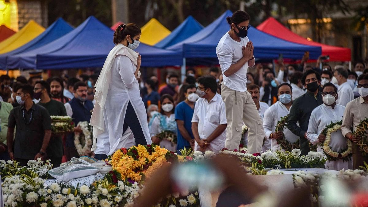 Shah Rukh Khan and his manager Pooja Dadlani pay tribute to legendary singer Lata Mangeshkar during her funeral at Shivaji Park in Mumbai. Credit: PTI Photo