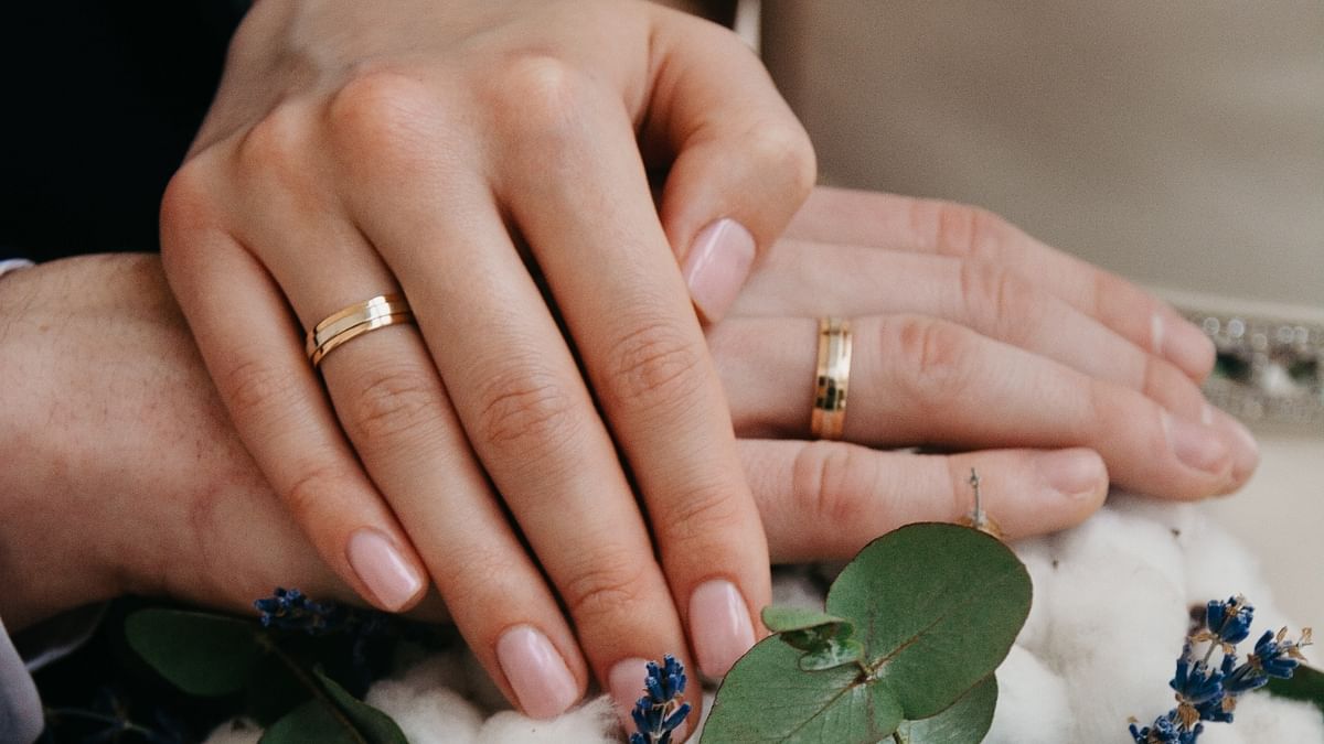 Customised jewellery: Celebrate the joy of personalisation by twinning with your partner this valentine. Engrave important dates or names on a range of jewelries that includes pendants, bracelets, chains and more! Credit: Pexels/Irina Iriser