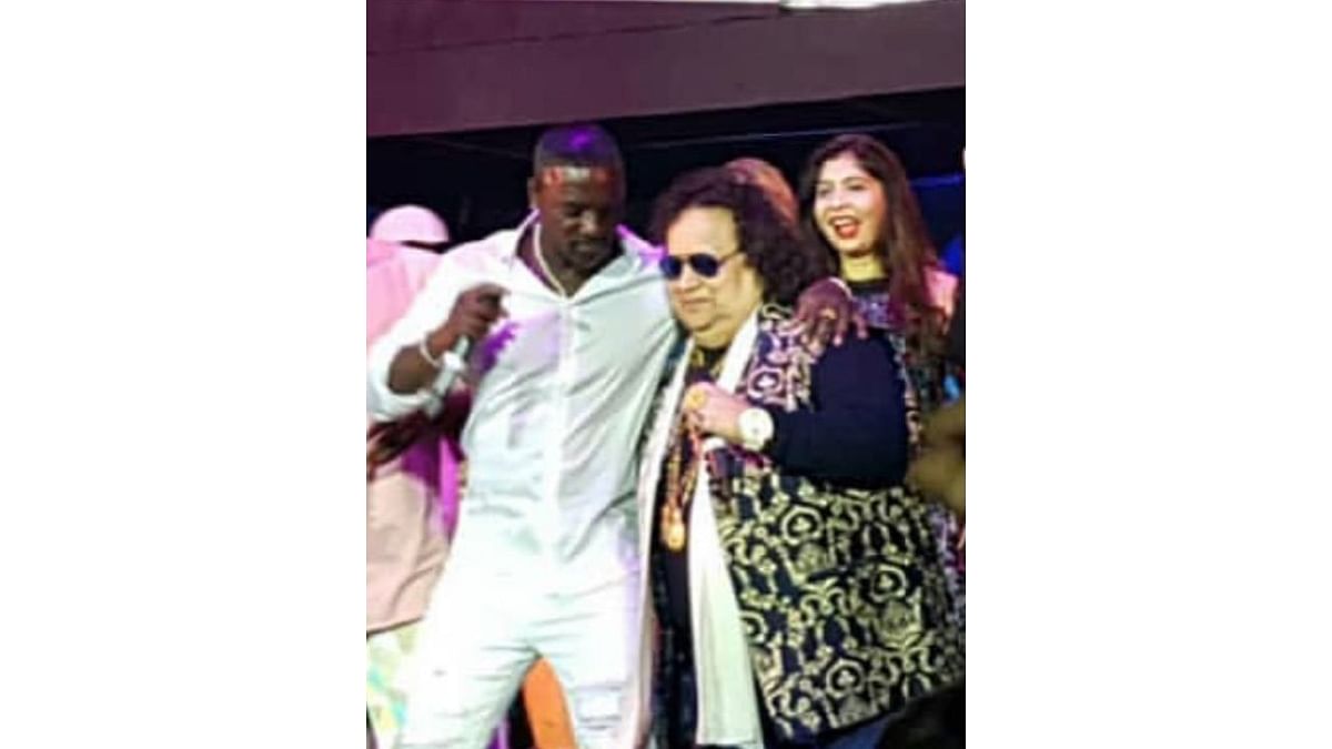 Bappi Lahiri shared a stage with American rapper and singer Akon. Credit: Instagram/bappilahiri_official_