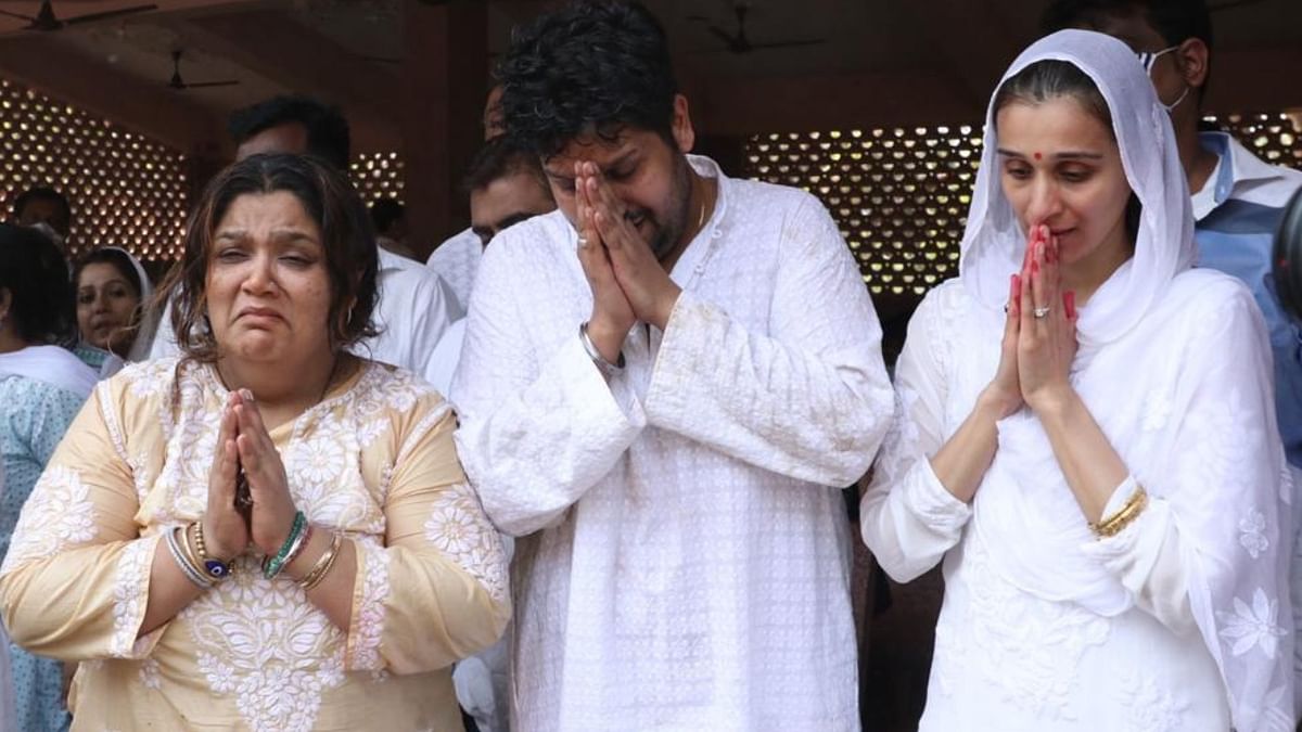 Bappi Lahiri's family thanks his well-wishers with folded hands during the funeral. Credit: Pallav Paliwal Photo