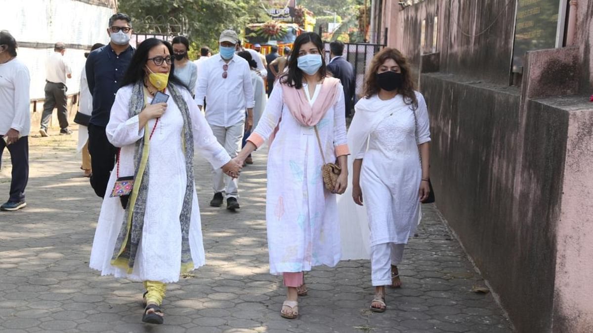 The funeral saw several celebrities from showbiz and Bappi da’s well-wishers paying their last respects. In this photo, Ila Arun and Alka Yagnik are seen arriving at Santacruz crematorium. Credit: Pallav Paliwal Photo