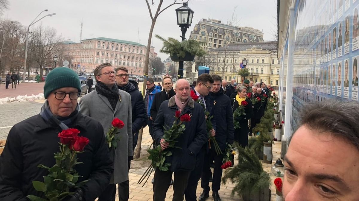 The ambassadors of the European Union countries laid flowers on the Wall of Remembrance in Kyiv to mark the Day of Unity, showing their support for Ukraine, and paying tribute to all who have fallen in the conflict in eastern Ukraine since 2014. Credit: Twitter/@MattiMaasikas