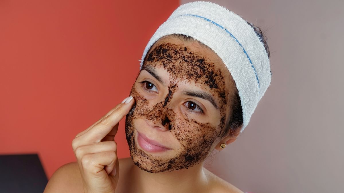There is an ultimate DIY detox face pack that you will love to apply to your face, especially if you are a chocolate or coffee lover. You can apply a face mask made of cocoa powder or ground coffee beans as these two are the best ingredients loaded with the finest antioxidants that’ll make your skin glow. Credit: Getty Images