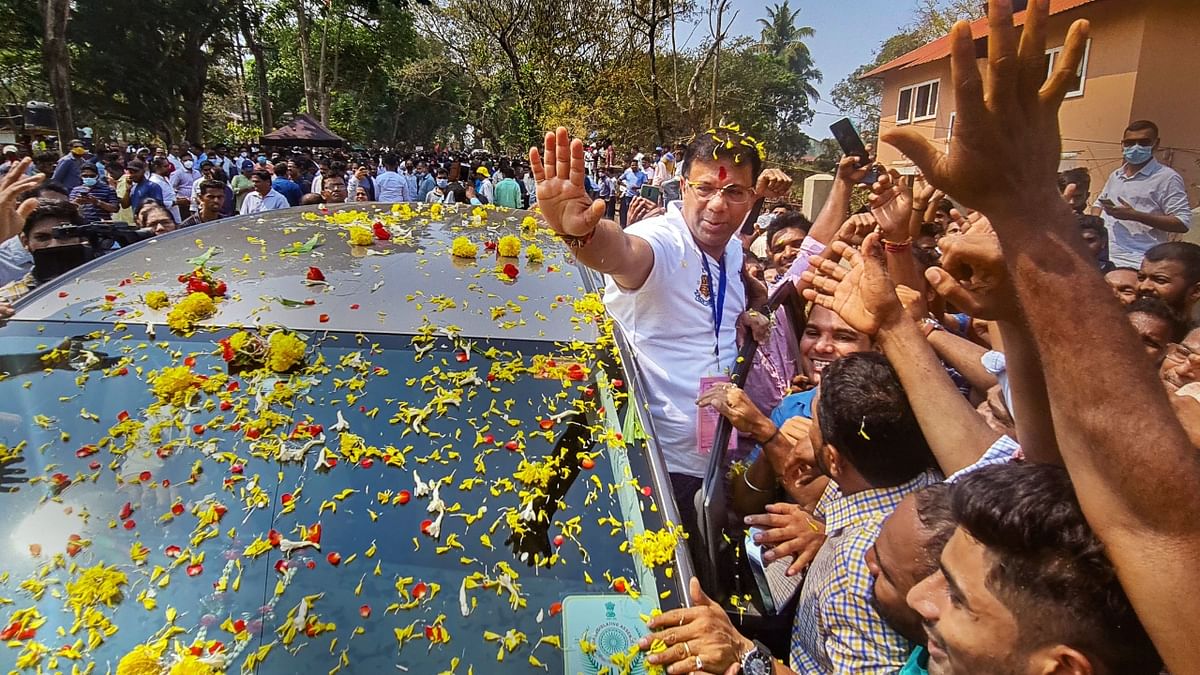 BJP leader Vishwajit Pratapsingh Rane gets a warm welcome from the supporters in North Goa. Credit: PTI Photo