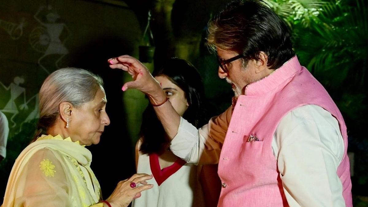 Bollywood veteran Amitabh Bachchan treated his fans to a beautiful throwback picture with his wife Jaya Bachchan to wish everyone on Holi. Credit: Instagram/amitabhbachchan