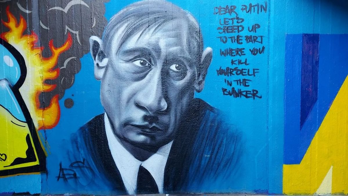 A graffiti of Vladimir Putin striking a resemblance with Nazi leader Adolf Hitler.⁠ Credit: Instagram/graffiti_zoetermeer