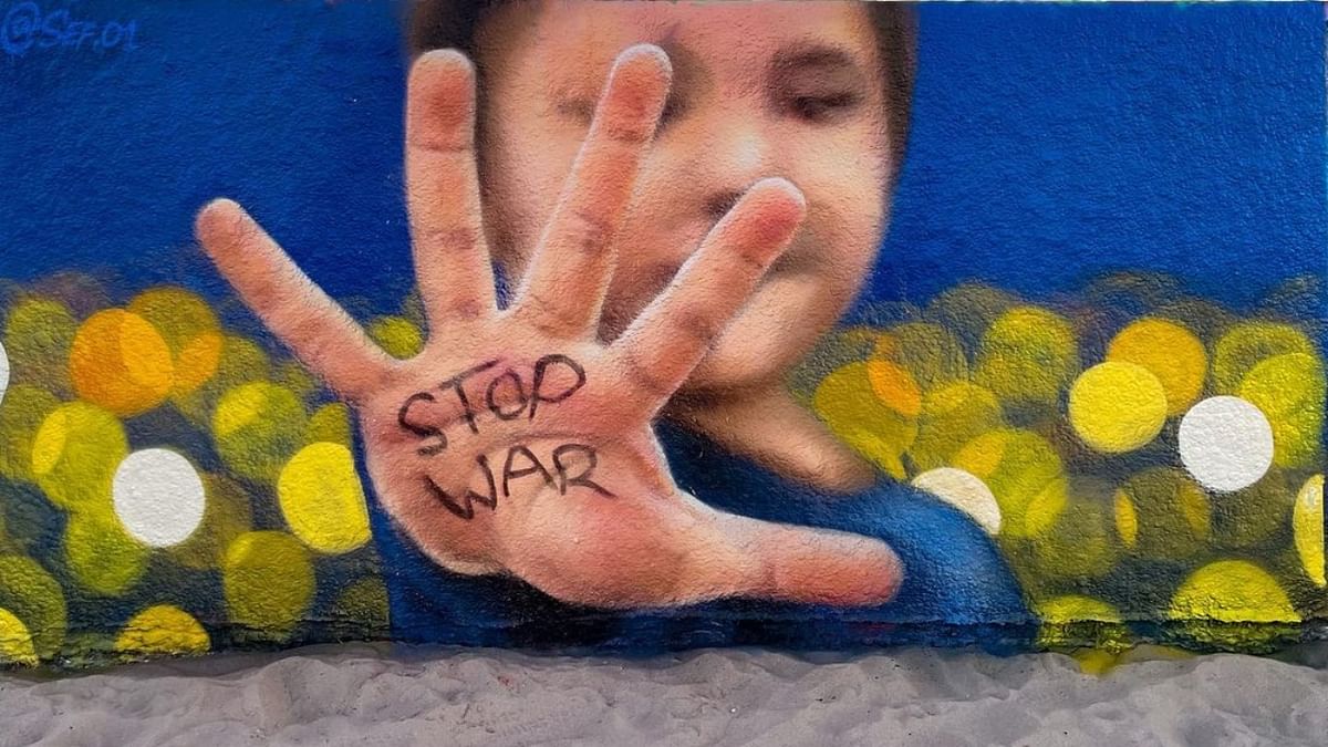 A mural asking Russia to stop the war in Ukraine. ⁠Credit: Instagram/sef.01