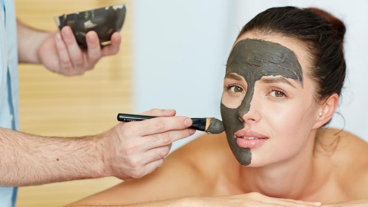 Carbon Miracle: This is one of the best and most beneficial facials for all skin types. The dried charcoal paste is applied to the face before treating the skin with a Q-switch laser for purifying the skin surface of the excess sebum, dirt and dead cells. This mattifying face treatment is cost-effective and instantly removes acne, blackheads, dark spots, and wrinkles and give skin a fresh look. Credit: Freepik.com