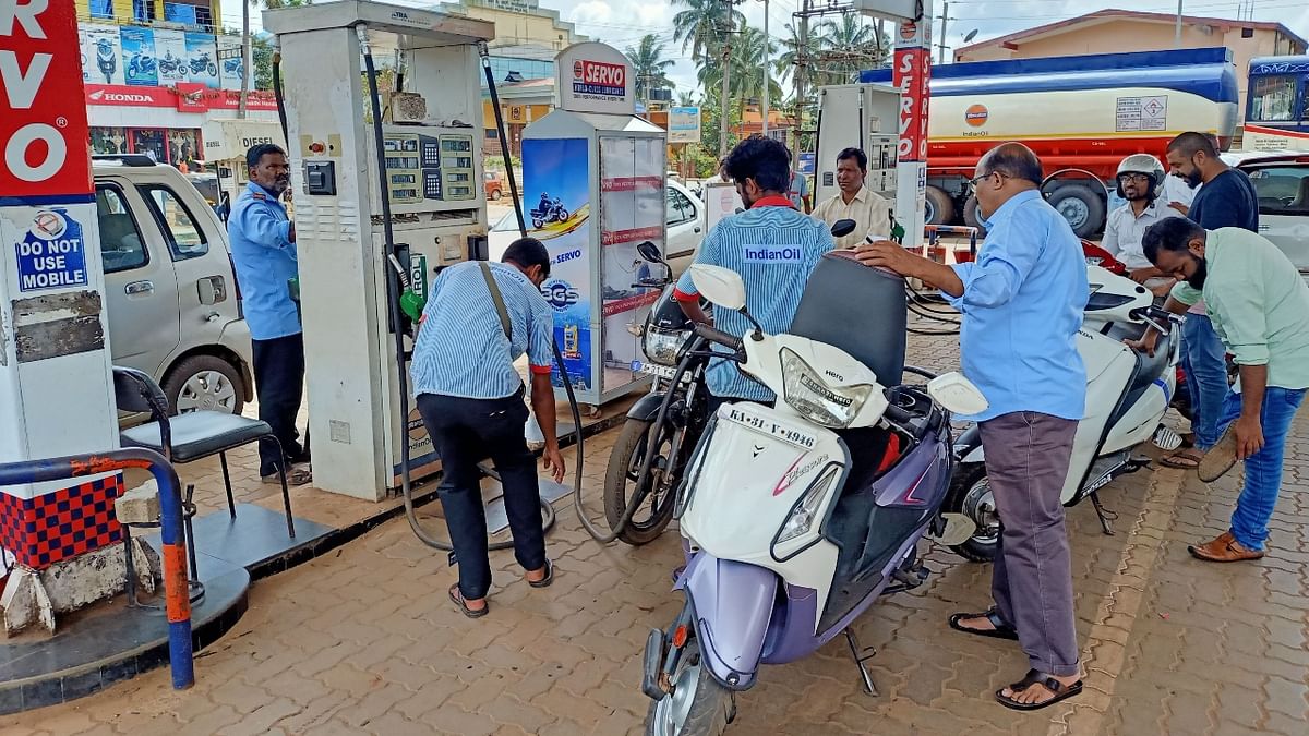 Petrol in Bangalore costs Rs. 105.62 per litre, and diesel costs Rs. 89.70. Credit: DH Photo