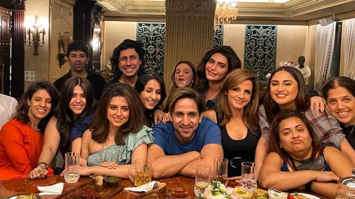 Arslan poses with Sussanne Khan and her friends at a party. Credit: Instagram/arslangoni