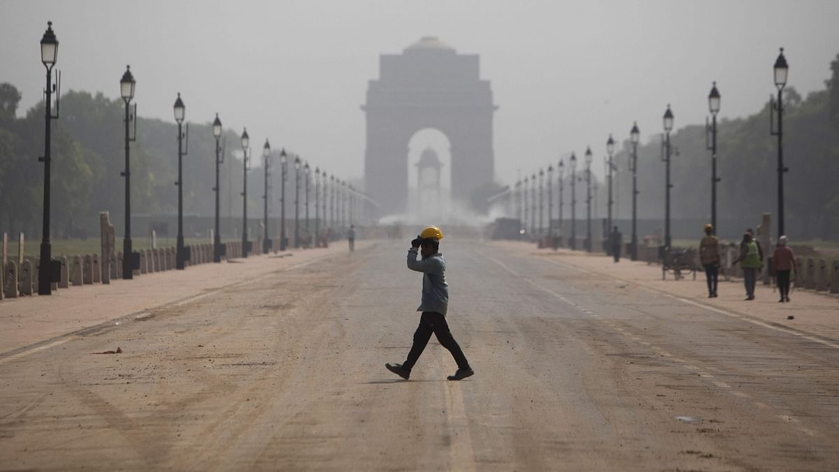 A heatwave swept across the national capital, with the maximum temperature at Safdarjung hitting the 40-degree mark for the first time this year. India recorded its warmest March in 122 years with a severe heatwave scorching large swathes of the country. Credit: AFP Photo