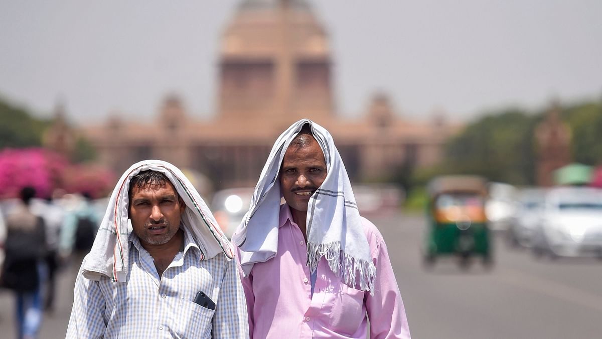 New Delhi: Parts of the national capital have been reeling under a heatwave since April’s first week with maximum temperatures hovering above 40 degrees Celsius. Delhi has recorded four heatwave days so far in April this year, hitting the high since 2017. Credit: PTI Photo