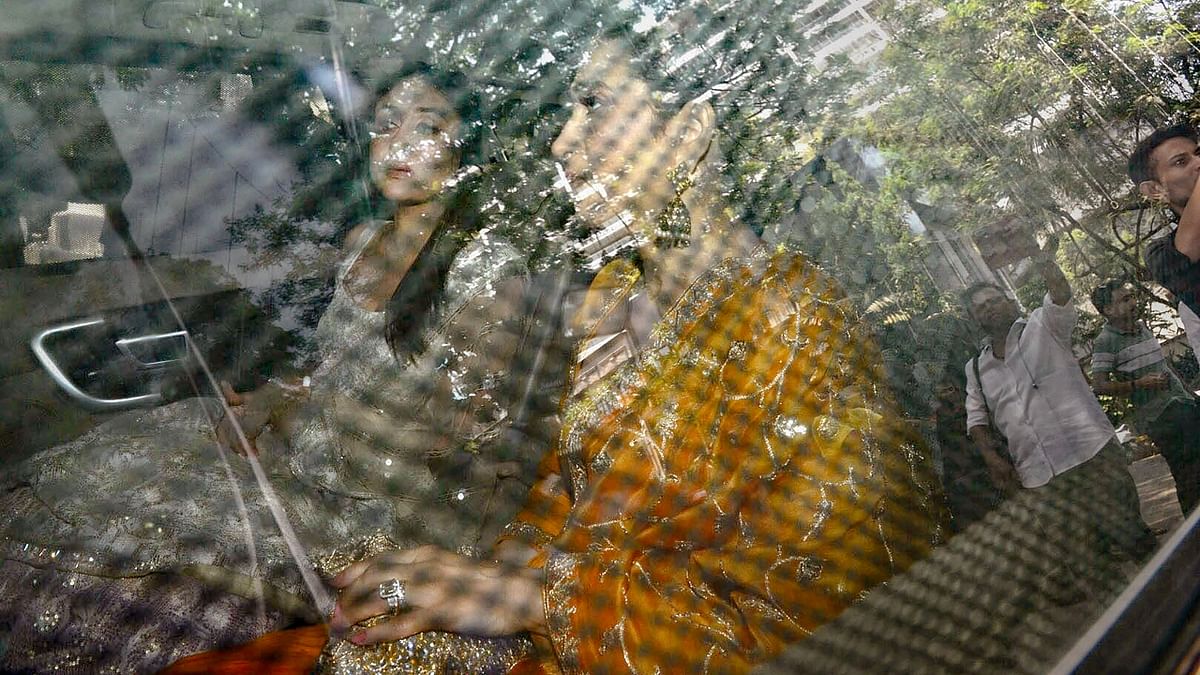 Ranbir's cousins Karisma and Kareena Kapoor arrive for the mehendi ceremony. Credit: PTI Photo