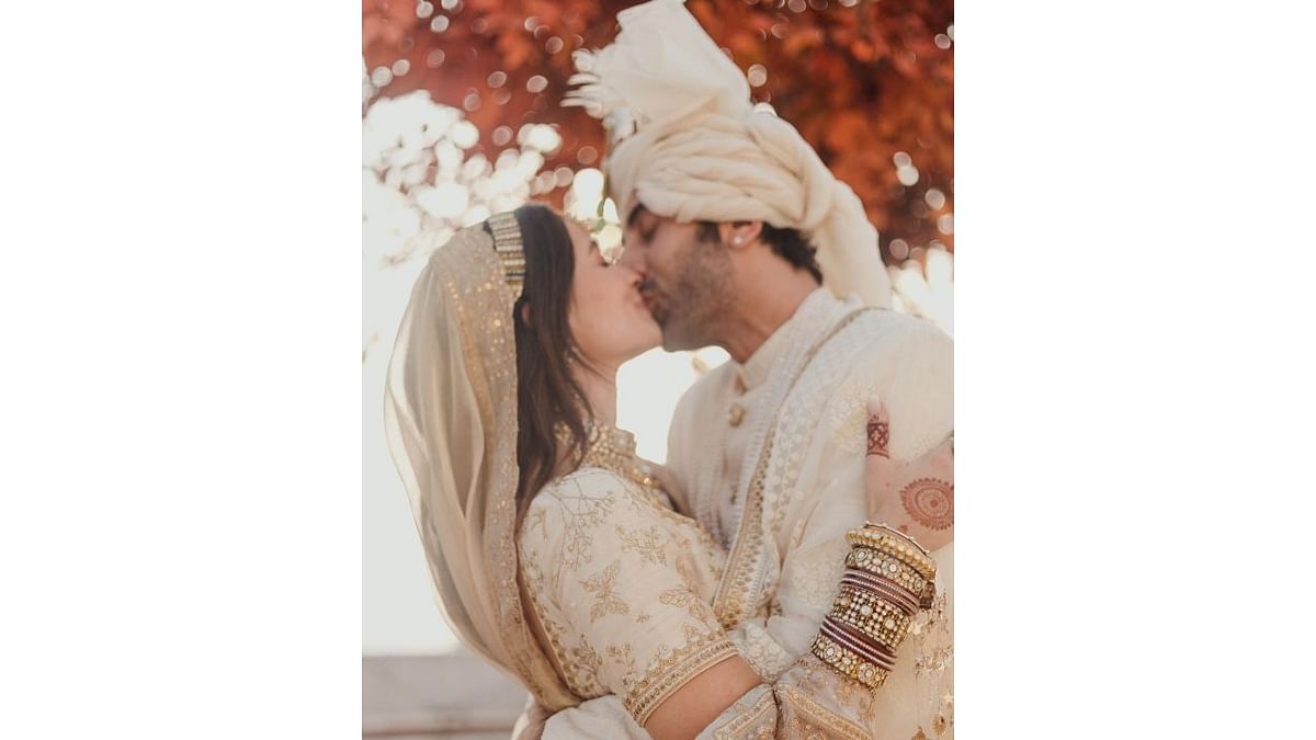 Ranbir Kapoor and Alia Bhatt are officially husband and wife!