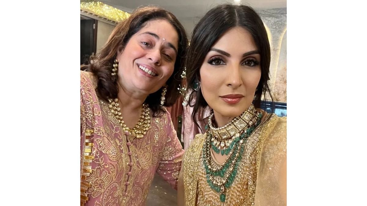 Check out this candid picture of Nitasha Nanda and Riddhima Kapoor Sahani from Alia and Ranbir's wedding. Credit: Instagram/@riddhimakapoorsahniofficial