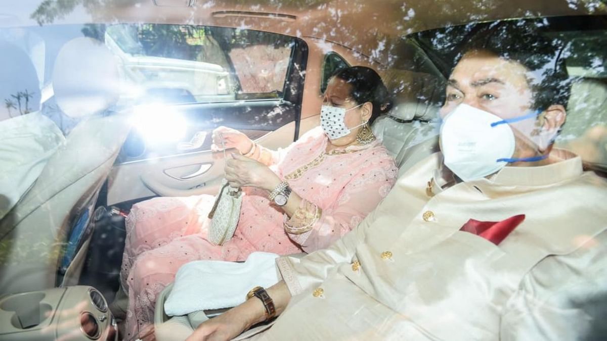 Randhir Kapoor and Babita arrive for Alia Bhatt and Ranbir Kapoor's wedding. Credit: Pallav Paliwal