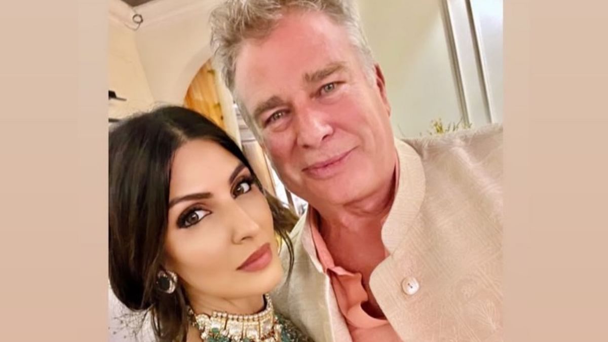 Riddhima Kapoor Sahni clicks a selfie with her cousin Karan Kapoor at Ranbir Kapoor's wedding. Credit: Instagram/@riddhimakapoorsahniofficial