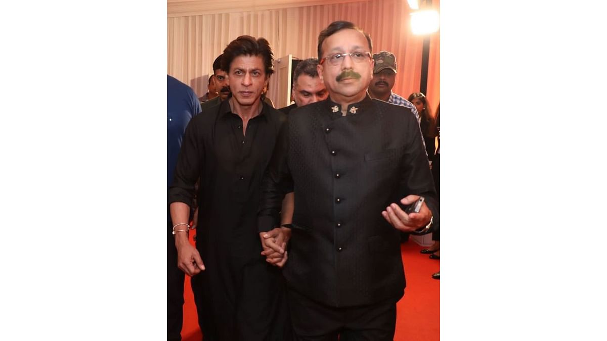 Shah Rukh Khan with Baba Siddique at the latter's iftaar party. Credit: Insgtagram/babasiddiqueofficial