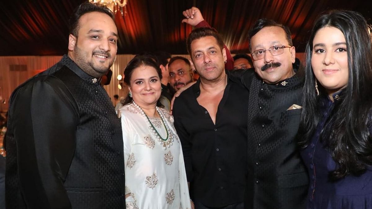 Salman Khan poses with Baba Siddique and his family. Credit: Insgtagram/babasiddiqueofficial