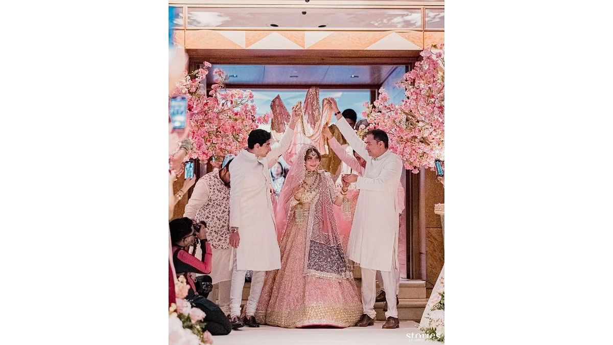 Kanika looked resplendent in peach-coloured lehenga with heavy embroidery on it. She glammed up her bridal look with heavy accessories. Credit: Instagram/kanik4kapoor