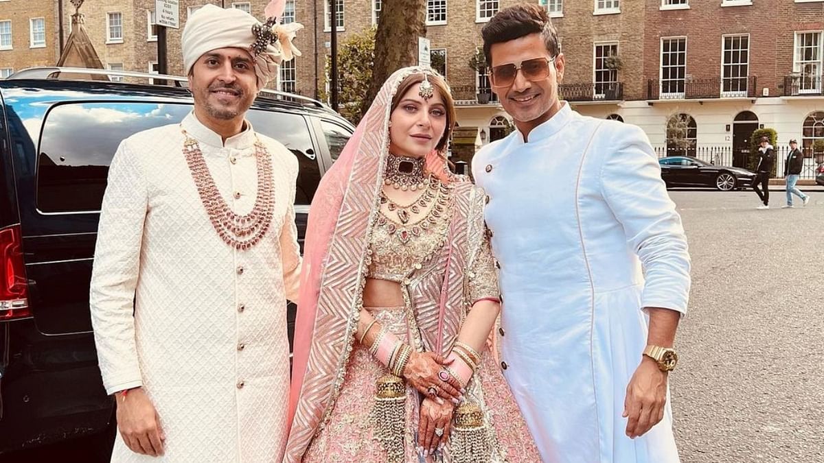 Manmeet Singh poses with Kanika Kapoor and Gautam Hathiramani at their wedding. Credit: Instagram/