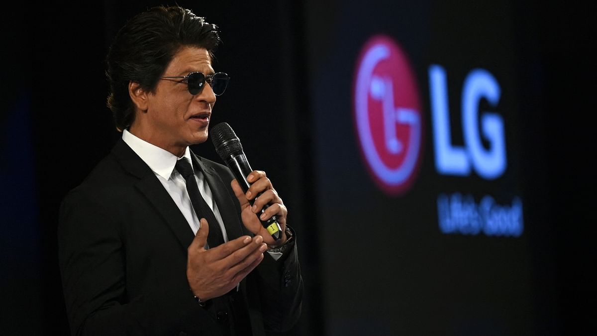 Fans go gaga over SRK's look at LG's event