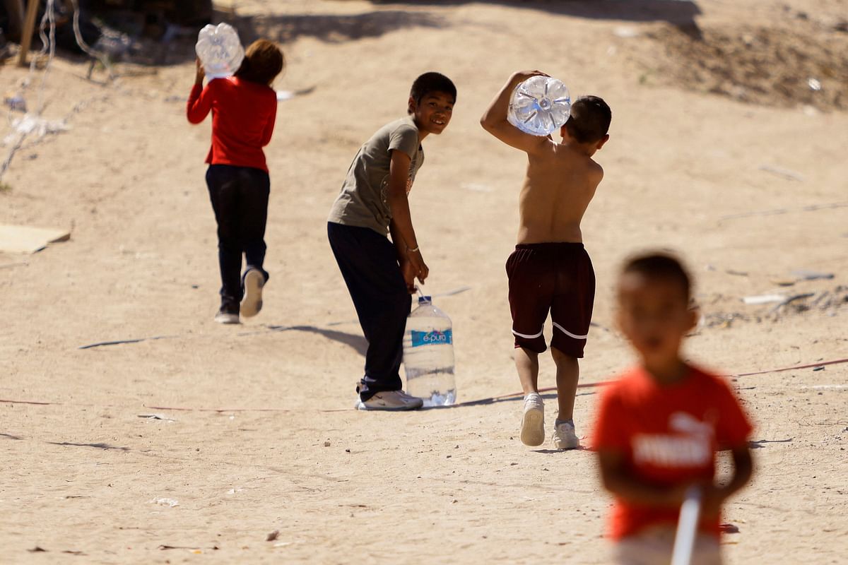 Children carry bottles of drinking water given by high school students to support neighborhoods with lack of portable water, in Ciudad Juarez, Mexico. Credit: Reuters Photo