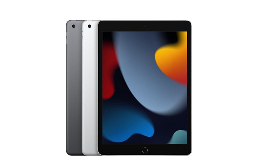 1) Apple iPad 9th Gen (2021) : It sports a 10.2-inch Retina display with True Tone technology. It houses a powerful A13 Bionic chip, which promises to deliver up to 20 percent performance boost over predecessor. Also, it is 3x faster than the best-selling Chromebook, and up to a whopping 6x faster than the best-selling Android tablet. Credit: Apple
