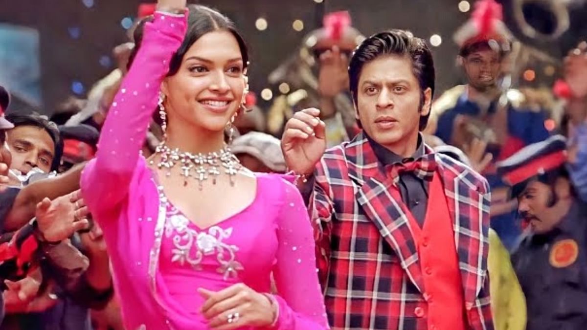 Ankhon Main Teri| Composed by duo Vishal Dadlani and Shekhar Ravjiani, this song was picturized on Shah Rukh Khan and Deepika Padukone from the movie Om Shanti Om in 2007.