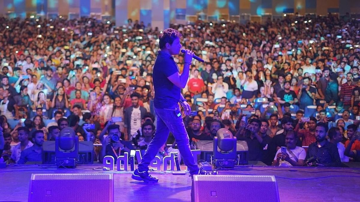 KK in his elements during a live concert in Nazrul Mancha, Kolkata. Credit: Instagram/kk_live_now
