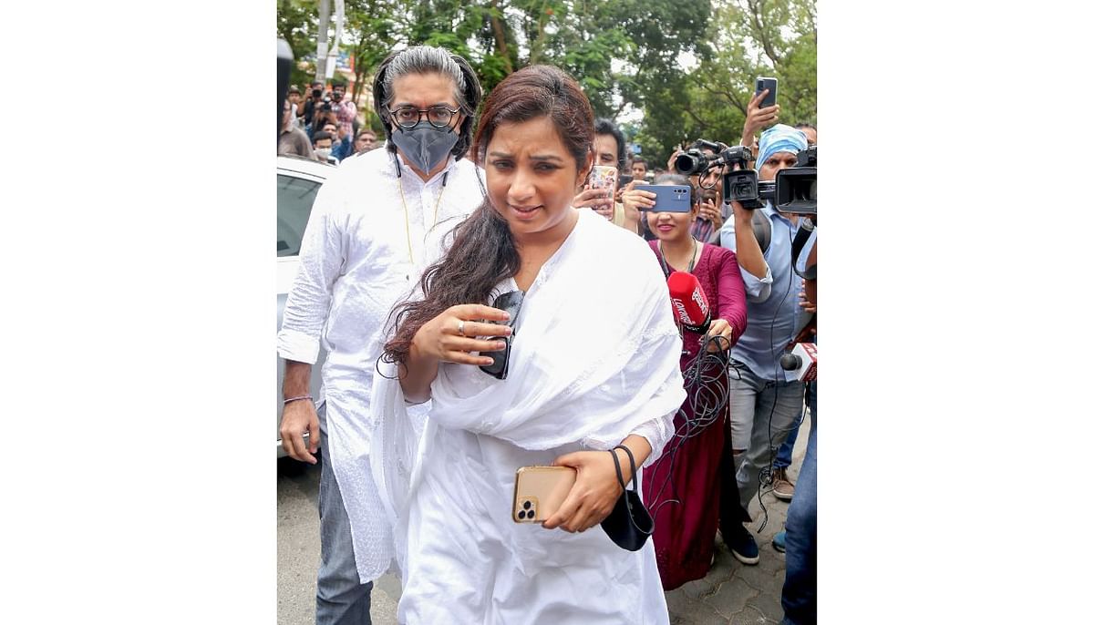 Shreya Ghoshal arrives to pay her last respects to KK in Mumbai. Credit: AFP Photo