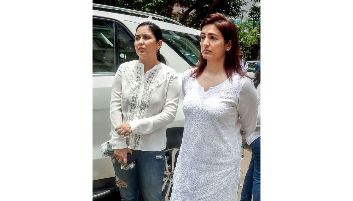 Singers Harshdeep Kaur and Akriti Kakar get clicked during the funeral procession of KK in Mumbai. Credit: PTI Photo