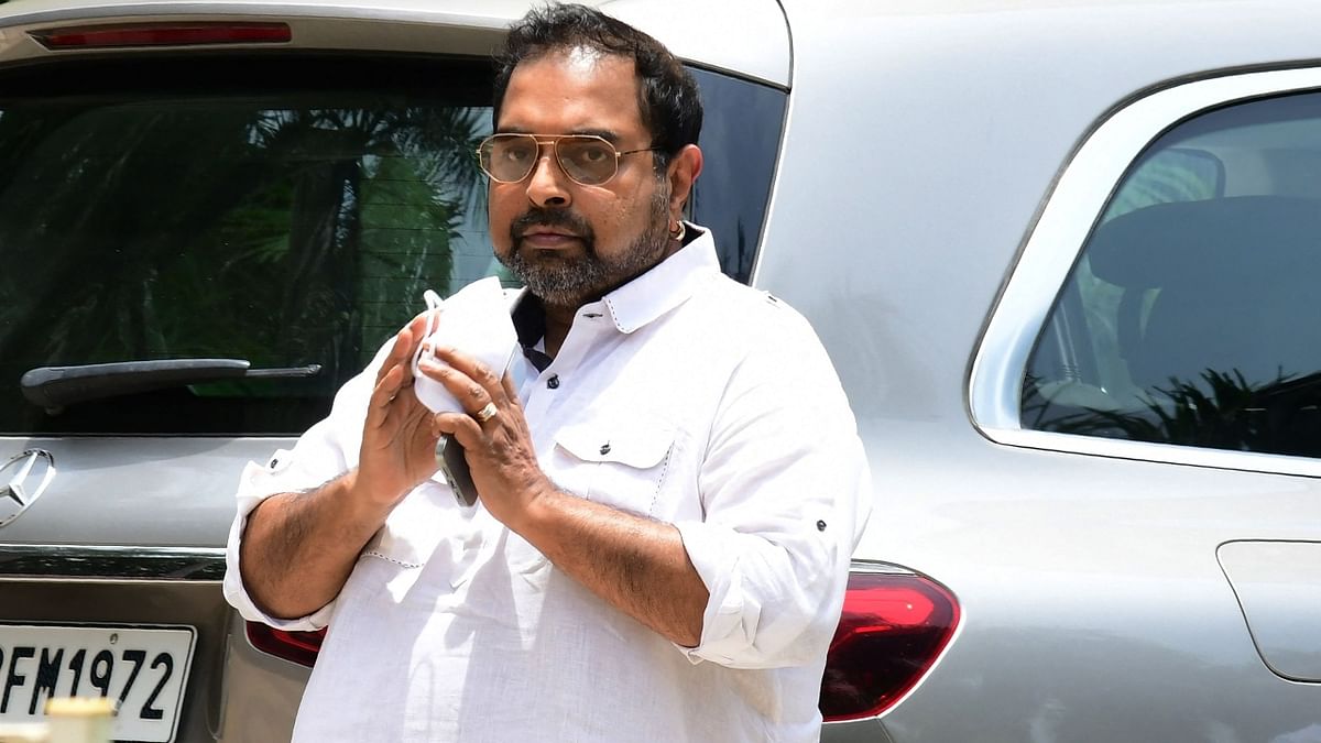 Singer and music composer Shankar Mahadevan gestures as he arrives to pay his last respects to KK during the funeral in Mumbai. Credit: AFP Photo