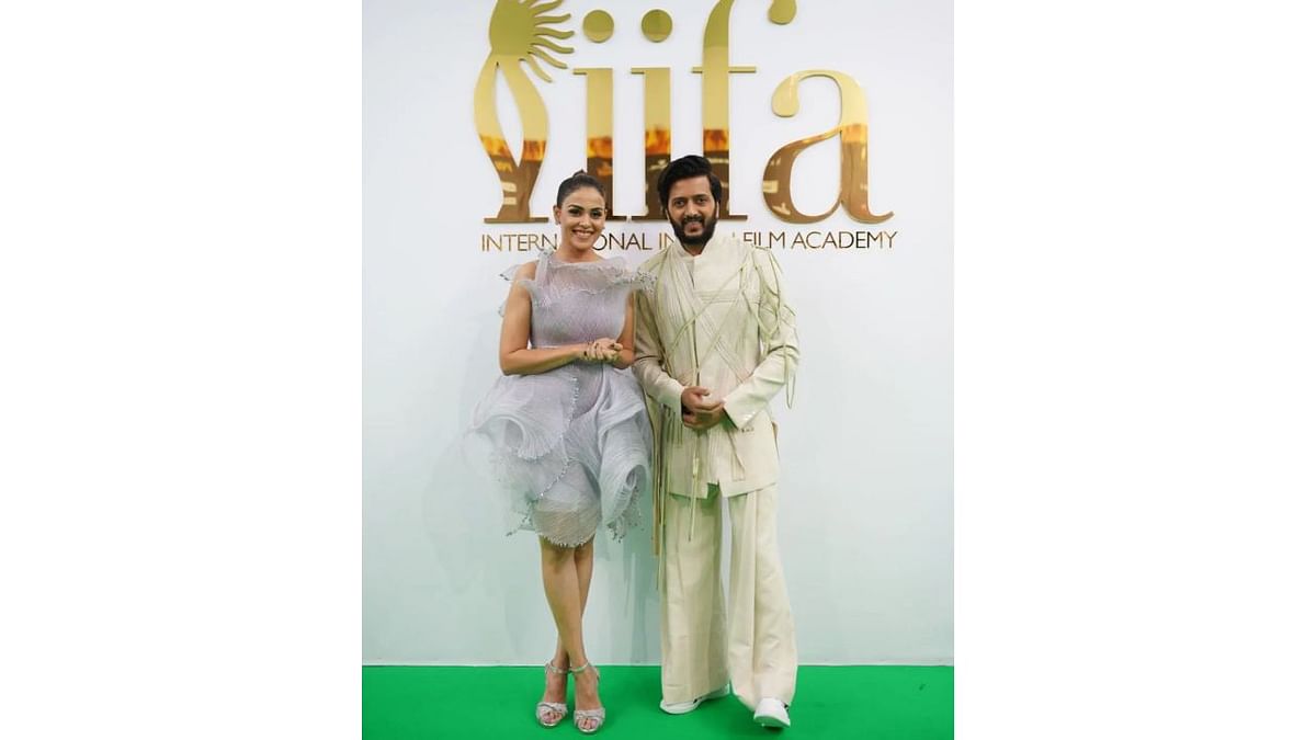 Celebrity couple Genelia D'Souza and Riteish Deshmukh look resplendent. Credit: IIFA