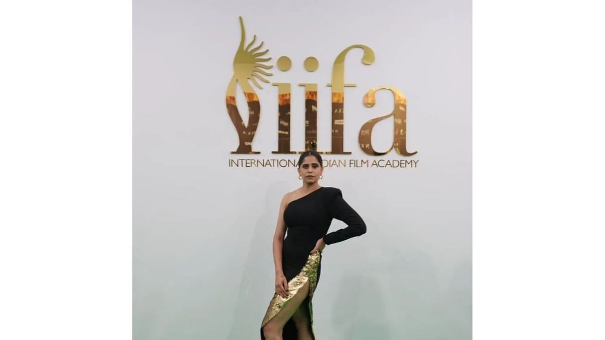 Marathi sensation Sai Tamhankar looks stunning in a black & gold dress on the green carpet of IIFA Rocks. Credit: IIFA