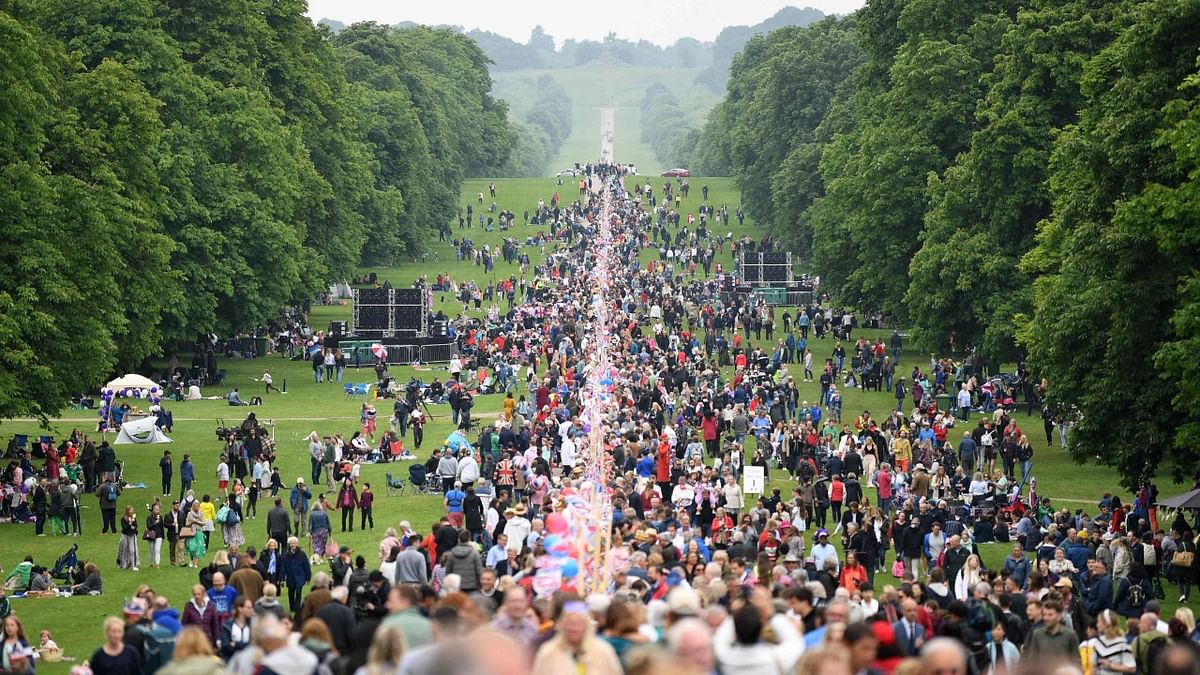 People gather for the Big Jubilee Lunch on The Long Walk in Windsor on June 5, 2022 as part of Queen Elizabeth II's platinum jubilee celebrations. - Millions of people are expected to attend