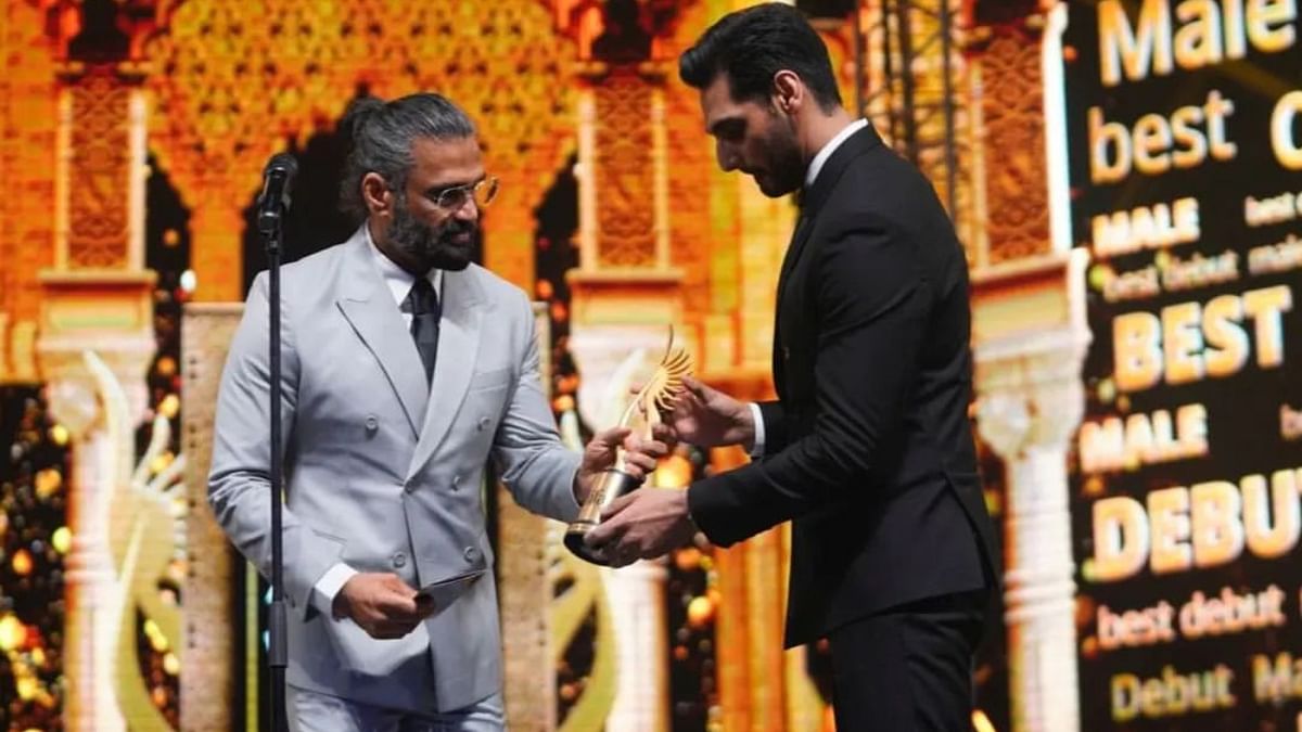Ahan Shetty bagged the award for the best debut male for the film 'Tadap'. The award was presented to him by his actor father, Suniel Shetty. Credit: IIFA