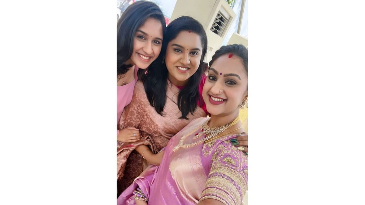 Pritha clicks a selfie Jasvanthi and Maalica. with Credit: Instagram/maalica.ksr
