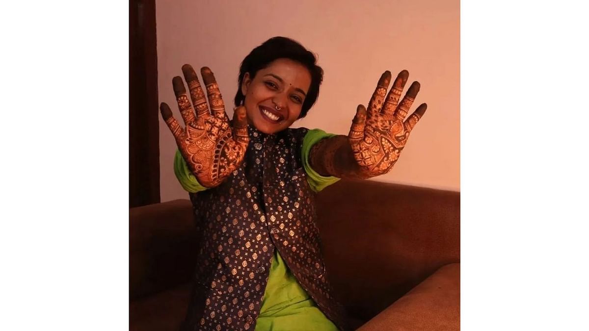Kshama Bindu poses for the photographers during her mehendi ceremony. Credit: Instagram/kshamachy