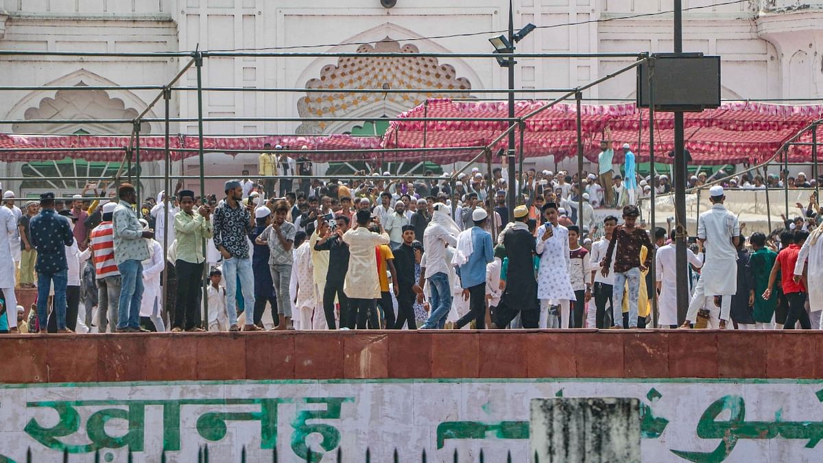 Hundreds of Muslims are seen raising slogans against former BJP spokesperson Nupur Sharma after Friday prayers at Tile Wali Masjid, in Lucknow. Credit: PTI Photo