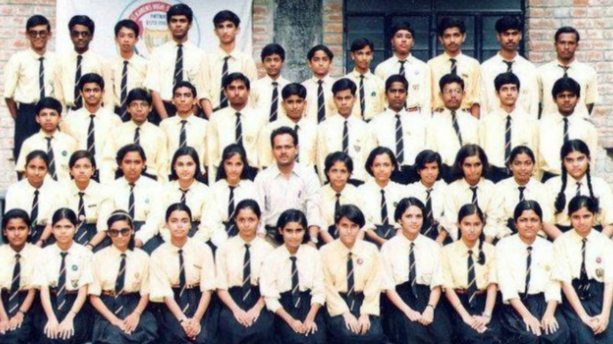 Here's a group picture of Sushant Singh Rajput posing with his classmates.
